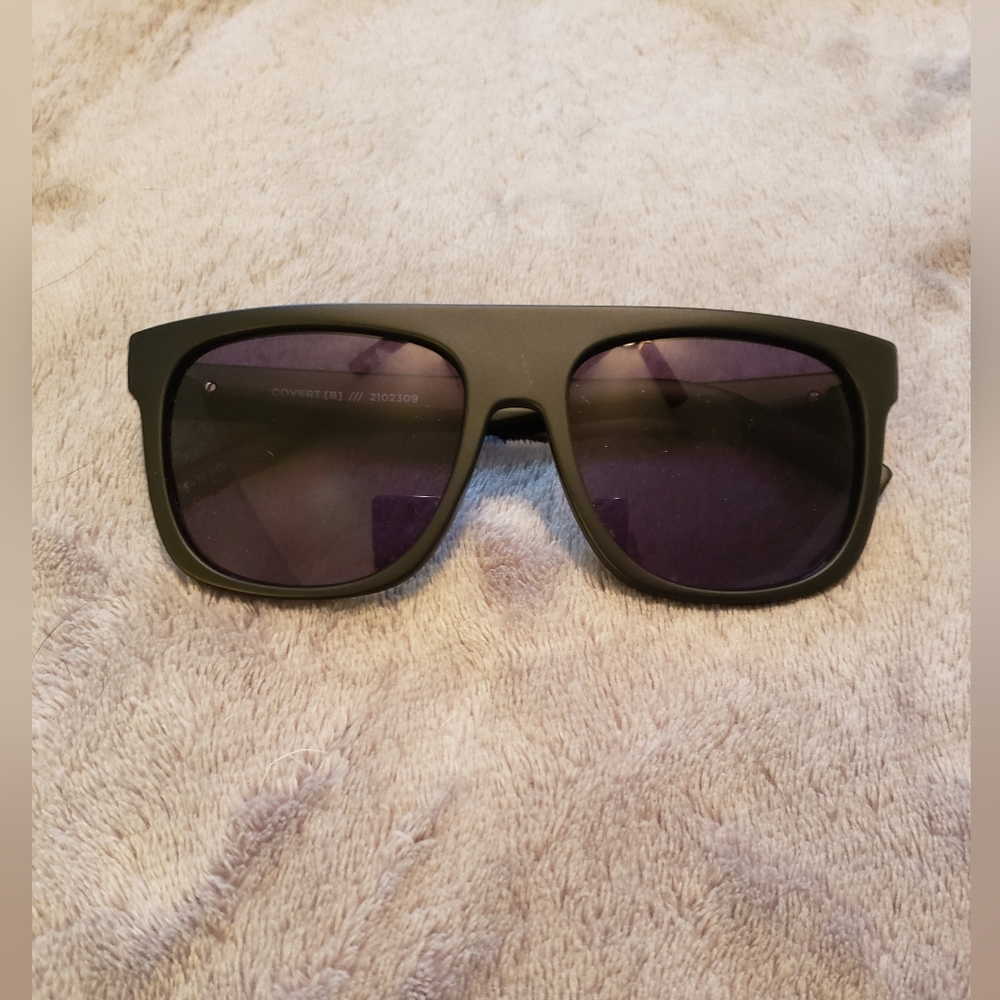 Le Specs- Covert Black sunglasses NWT